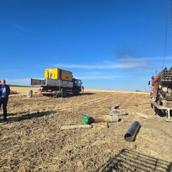 Sondeos, cubas del Infocam y 295.000 euros: la respuesta del Gobierno regional ante la emergencia del agua en el Pusa