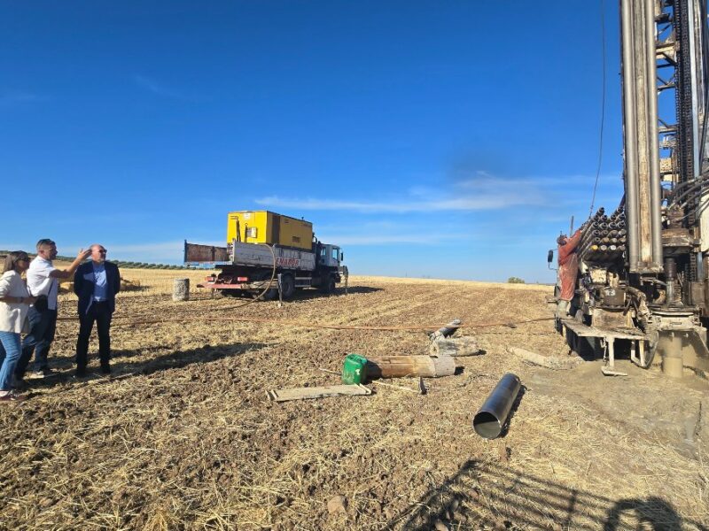 Sondeos, cubas del Infocam y 295.000 euros: la respuesta del Gobierno regional ante la emergencia del agua en el Pusa