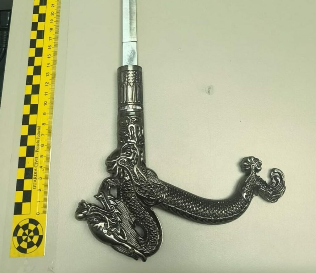 Detenidos dos jóvenes en Corral de Almaguer tras robar en una vivienda y atacar a tres agentes con un estoque