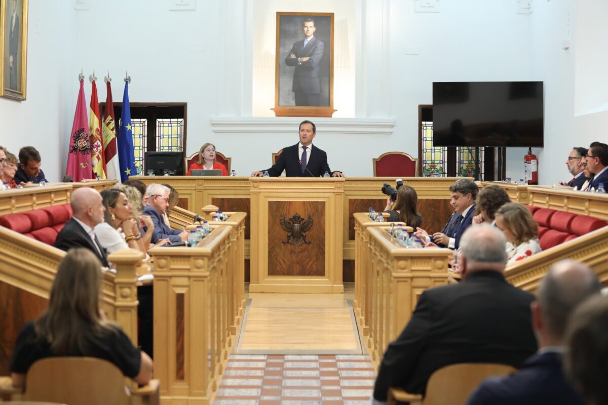 Velázquez defiende su gestión para "sacar a Toledo de la parálisis" sin pronunciarse sobre bajar impuestos o el Valle