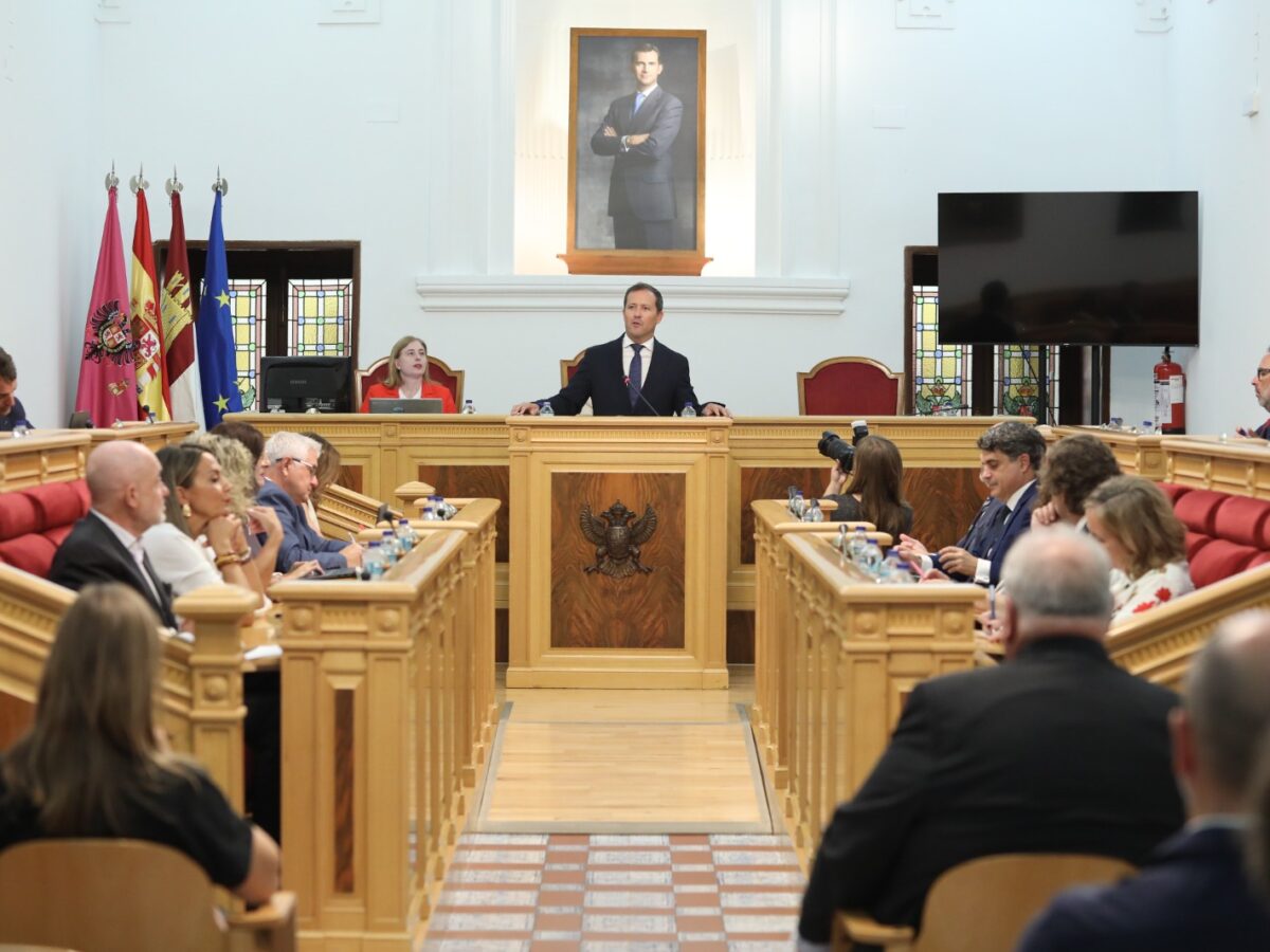 Velázquez defiende su gestión para "sacar a Toledo de la parálisis" sin pronunciarse sobre bajar impuestos o el Valle