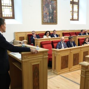 Velázquez acusa al PSOE de estar "poseído por el sanchismo" y "desaprovechar" su turno para hablar de Toledo