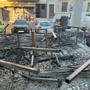 Un incendio en la plaza de Barrio Nuevo afecta a un árbol, a mobiliario de una terraza y a dos vehículos