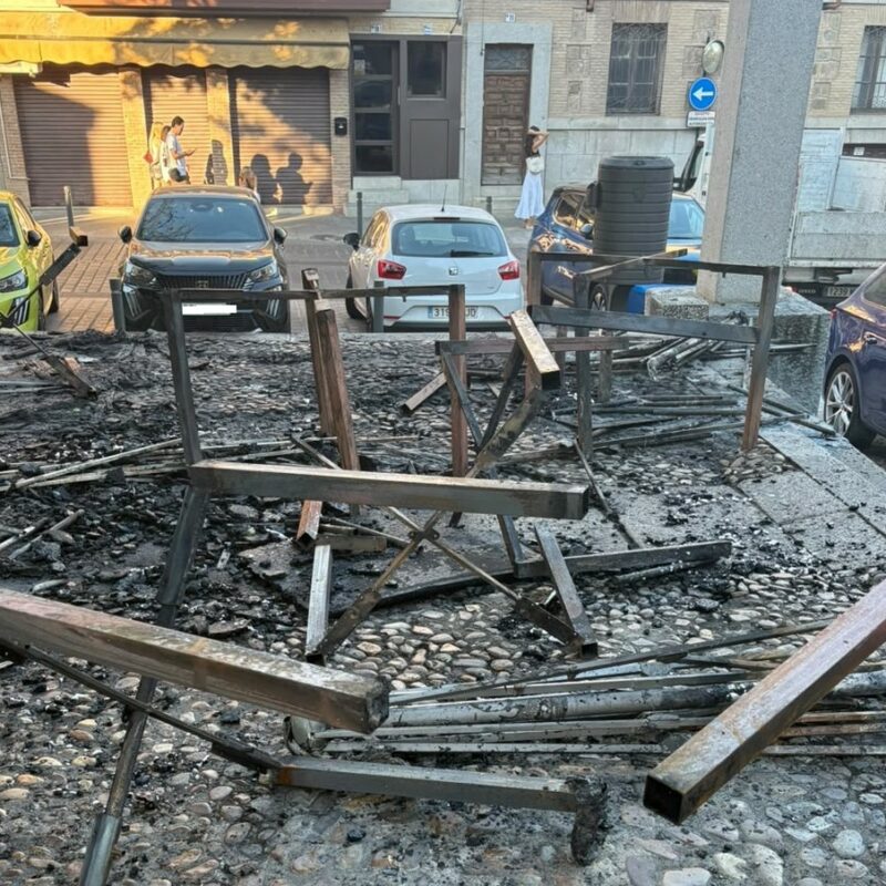 Un incendio en la plaza de Barrio Nuevo afecta a un árbol, a mobiliario de una terraza y a dos vehículos