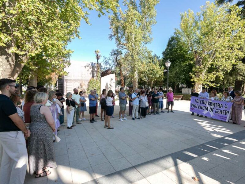 PSOE e IU vuelven a poner el foco en las políticas de igualdad de Toledo durante la concentración contra la violencia machista