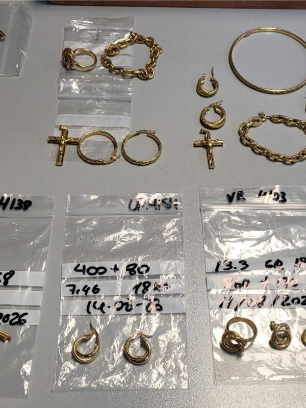 Dos detenidos en Talavera tras estafar 20.000 euros con joyas de oro falsas en cinco establecimientos