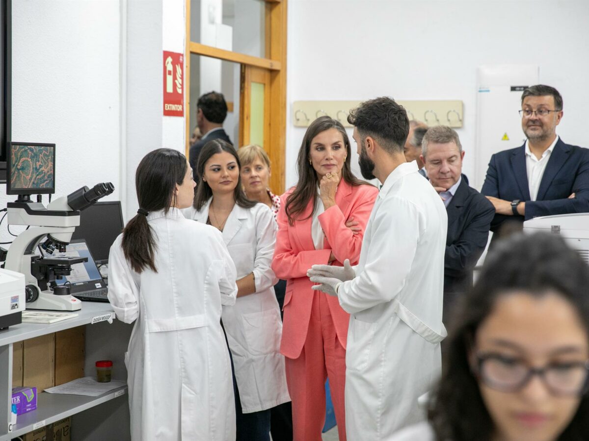 La reina Letizia conoce los proyectos de IA, sanidad y gestión administrativa del IES Ribera del Tajo de Talavera