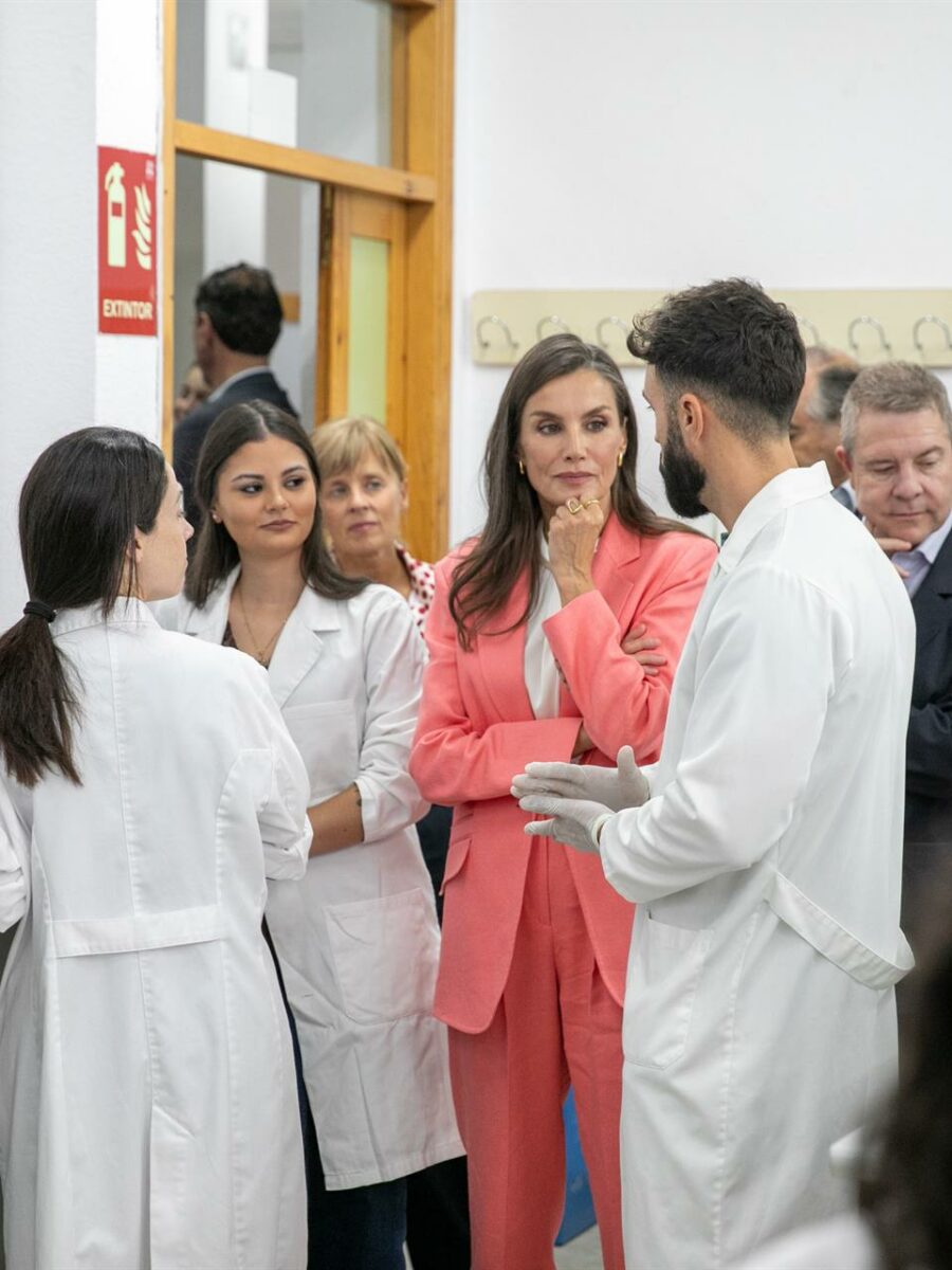 La reina Letizia conoce los proyectos de IA, sanidad y gestión administrativa del IES Ribera del Tajo de Talavera