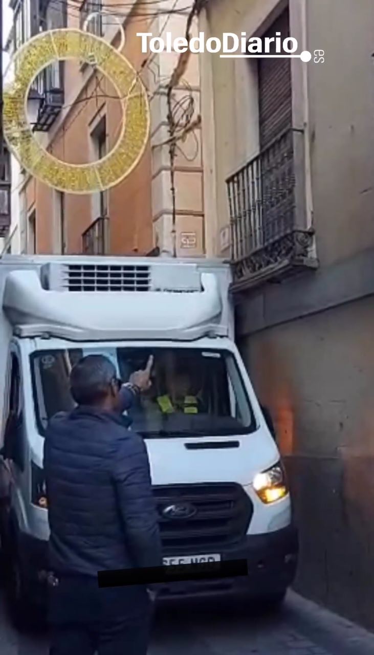 Un camión vuelve a caer en la trampa de la calle Alfileritos de Toledo y llega a rozar los barrotes de un balcón