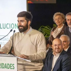 Mariscal (Vox) carga contra Page y el PSOE junto a Abascal en Talavera: "Es un partido de banderas rojas y gente indecente"