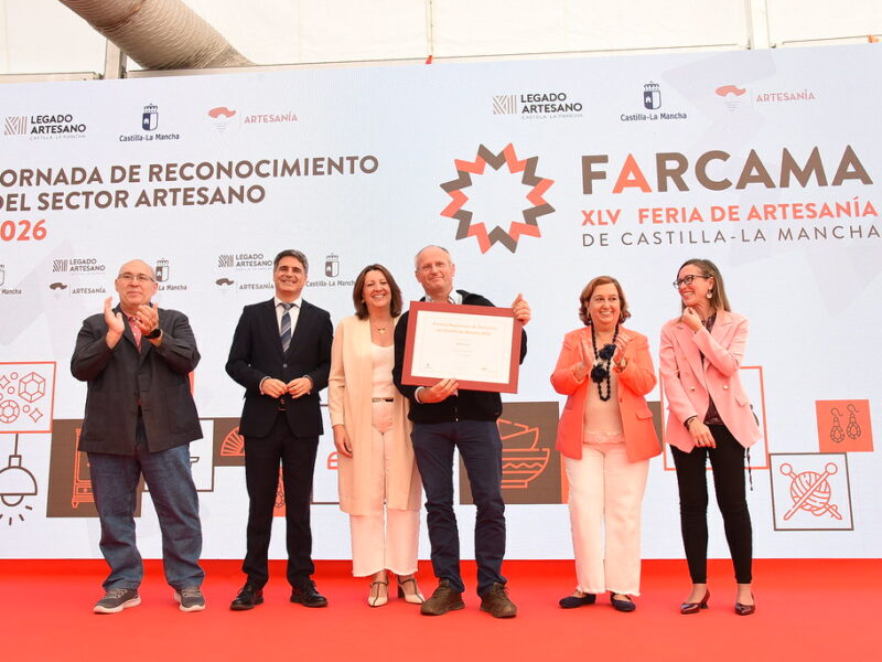 Farcama reconoce a tres artesanos toledanos y distingue el legado de Juan Antonio Escobar