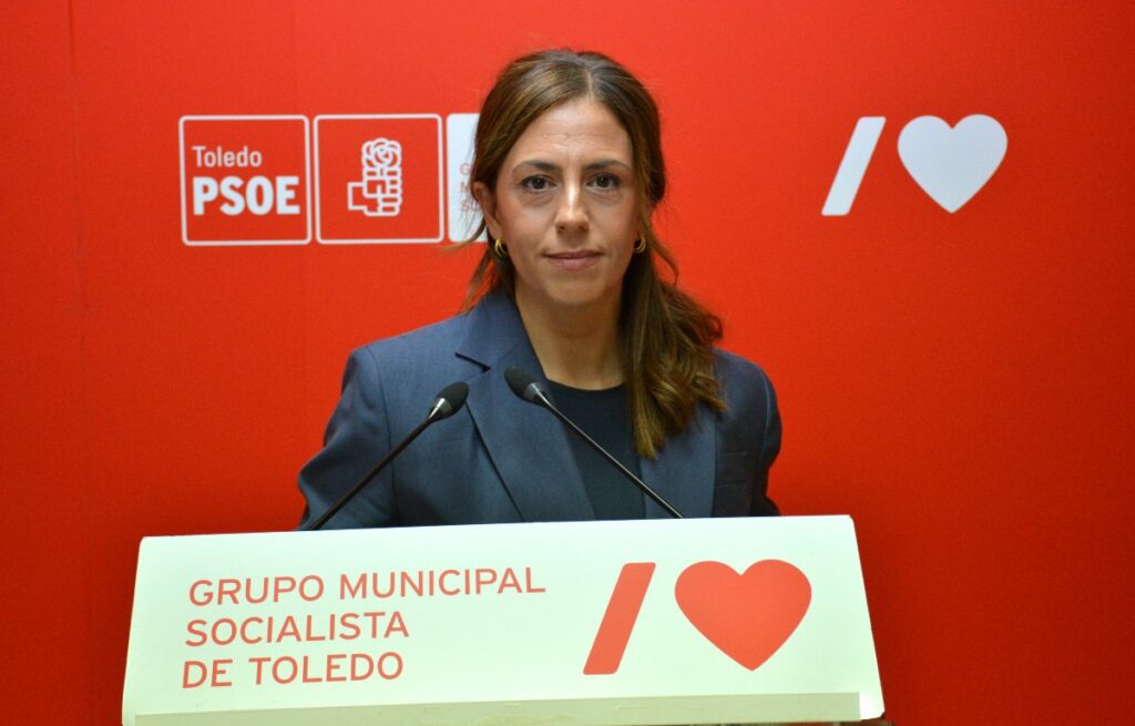 Noelia de la Cruz (PSOE) afea el "agravio comparativo" entre los aparcamientos de La Legua y el Polígono, "en zahorra y sin luz"