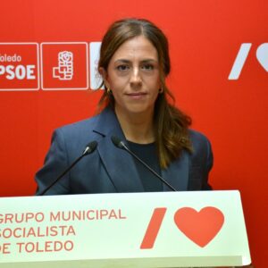 Noelia de la Cruz (PSOE) afea el "agravio comparativo" entre los aparcamientos de La Legua y el Polígono, "en zahorra y sin luz"
