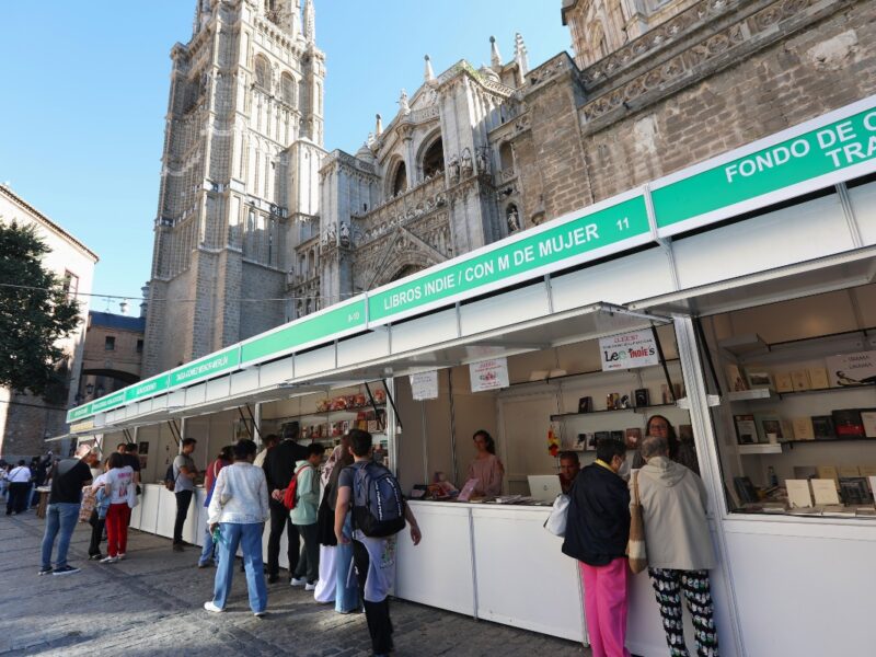 De la fantasía a la historia local: librerías y editoriales revelan sus imprescindibles en la Feria del Libro de Toledo 2026