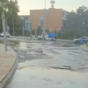 Un reventón en una tubería obliga a cortar Río Estenilla y desvía varias líneas de autobús en el Polígono