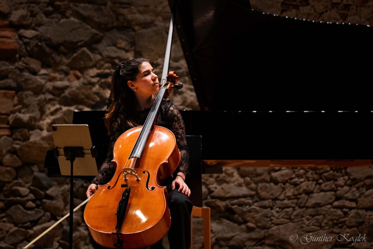 Isabel García, la violonchelista toledana que desafía los moldes de la música clásica: "Volver al Rojas es un sueño cumplido"
