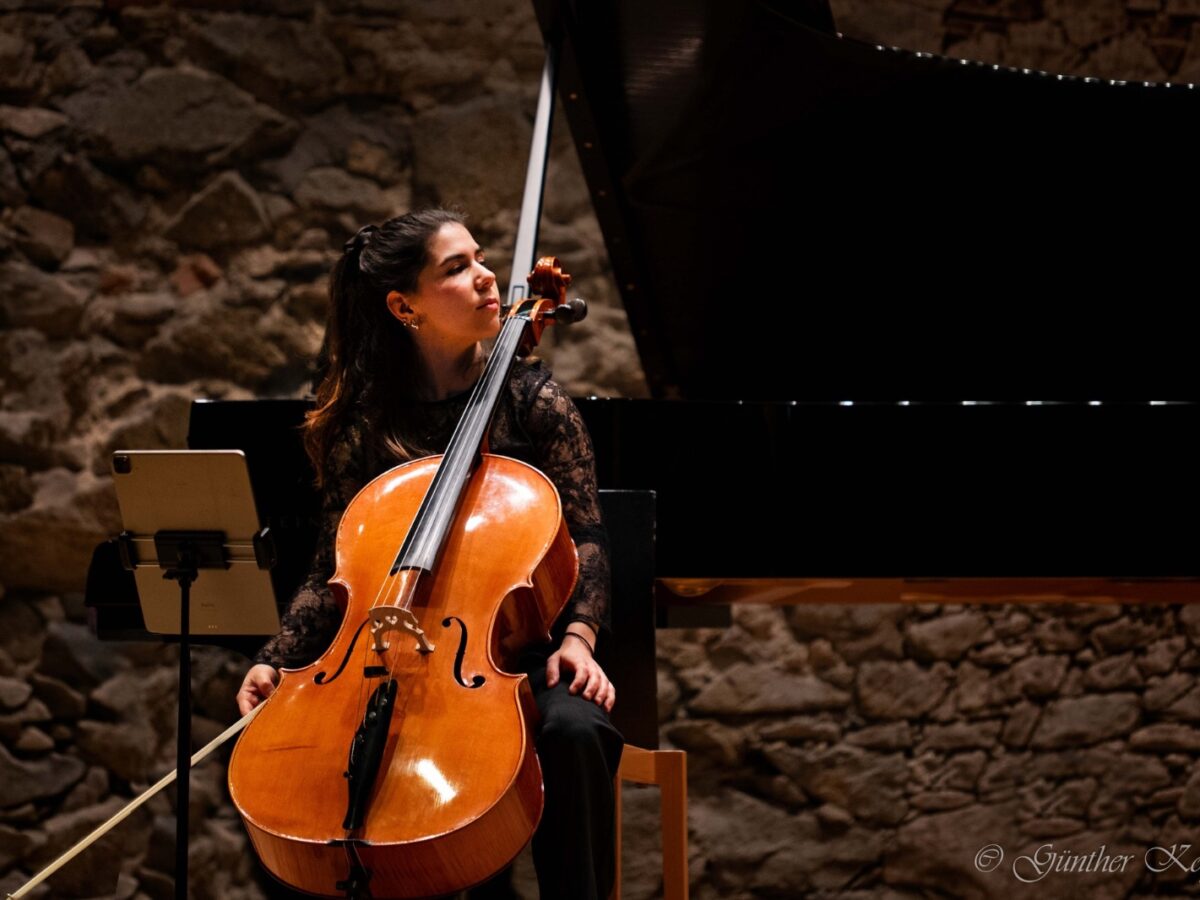 Isabel García, la violonchelista toledana que desafía los moldes de la música clásica: "Volver al Rojas es un sueño cumplido"