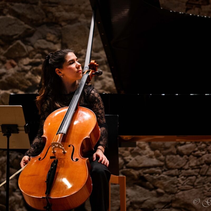 Isabel García, la violonchelista toledana que desafía los moldes de la música clásica: "Volver al Rojas es un sueño cumplido"