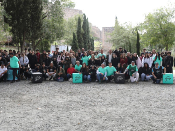 Cerca de un centenar de estudiantes toledanos recogen más de 140 kilos de basura de la ribera del río Tajo
