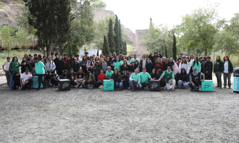 Cerca de un centenar de estudiantes toledanos recogen más de 140 kilos de basura de la ribera del río Tajo