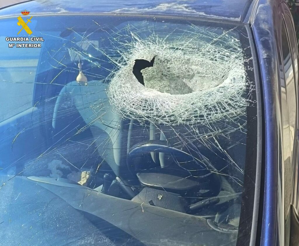 Investigan a un menor por arrojar una piedra desde un puente de la AP-41 en Yuncler y herir gravemente a un conductor