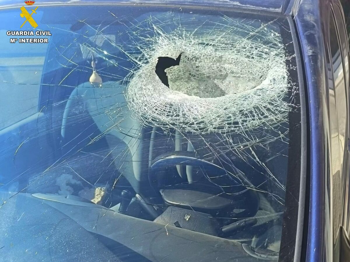 Investigan a un menor por arrojar una piedra desde un puente de la AP-41 en Yuncler y herir gravemente a un conductor