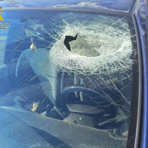 Investigan a un menor por arrojar una piedra desde un puente de la AP-41 en Yuncler y herir gravemente a un conductor
