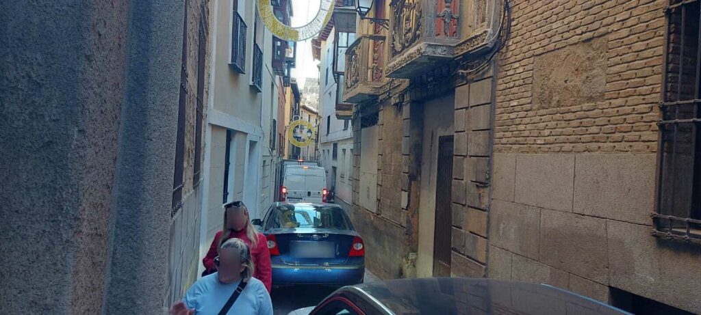 Un camión vuelve a caer en la trampa de la calle Alfileritos de Toledo y llega a rozar los barrotes de un balcón