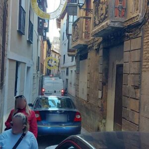 Un camión vuelve a caer en la trampa de la calle Alfileritos de Toledo y llega a rozar los barrotes de un balcón