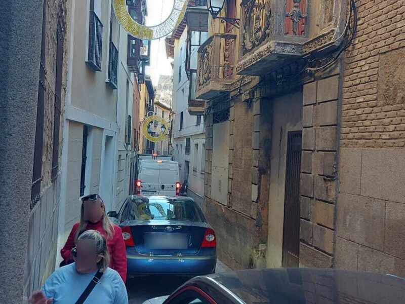 Un camión vuelve a caer en la trampa de la calle Alfileritos de Toledo y llega a rozar los barrotes de un balcón