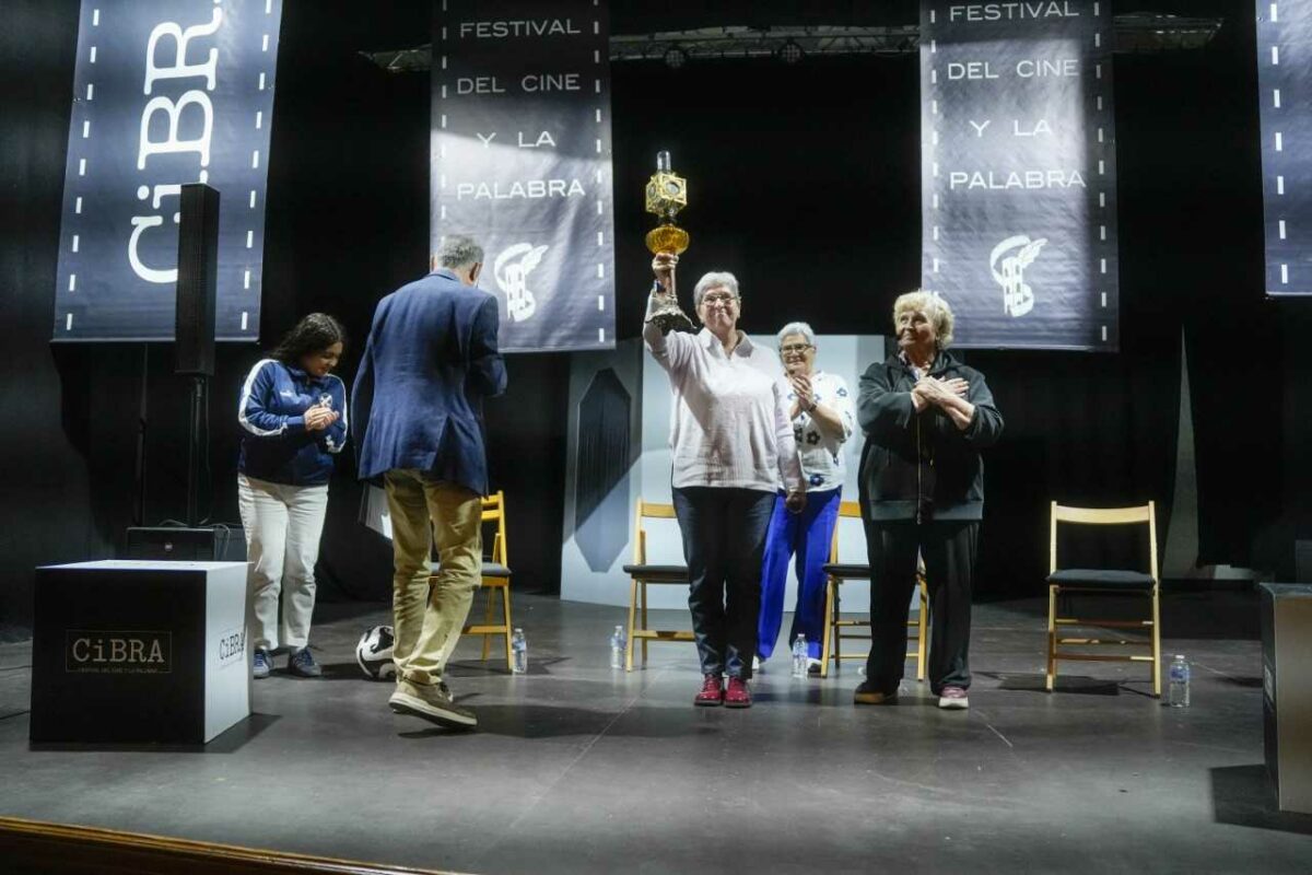 CiBRA premia a las pioneras del fútbol femenino que abrieron camino en España: "Nos prohibieron todo"