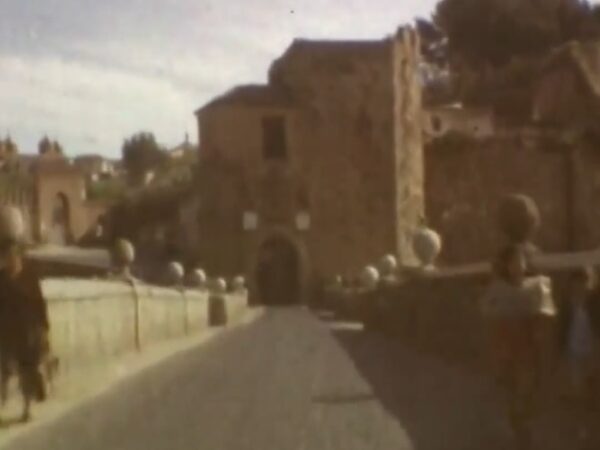 El puente de San Martín con tráfico y el Alcázar en reconstrucción: imágenes de una grabación inédita en Toledo en 1965