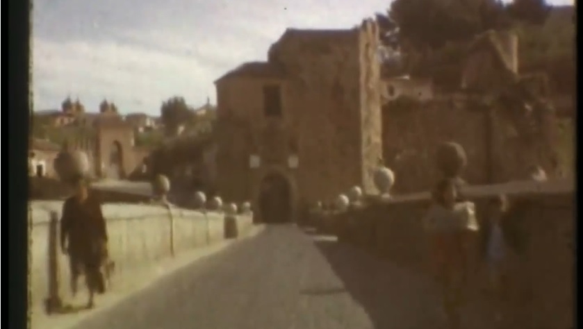 El puente de San Martín con tráfico y el Alcázar en reconstrucción: imágenes de una grabación inédita en Toledo en 1965