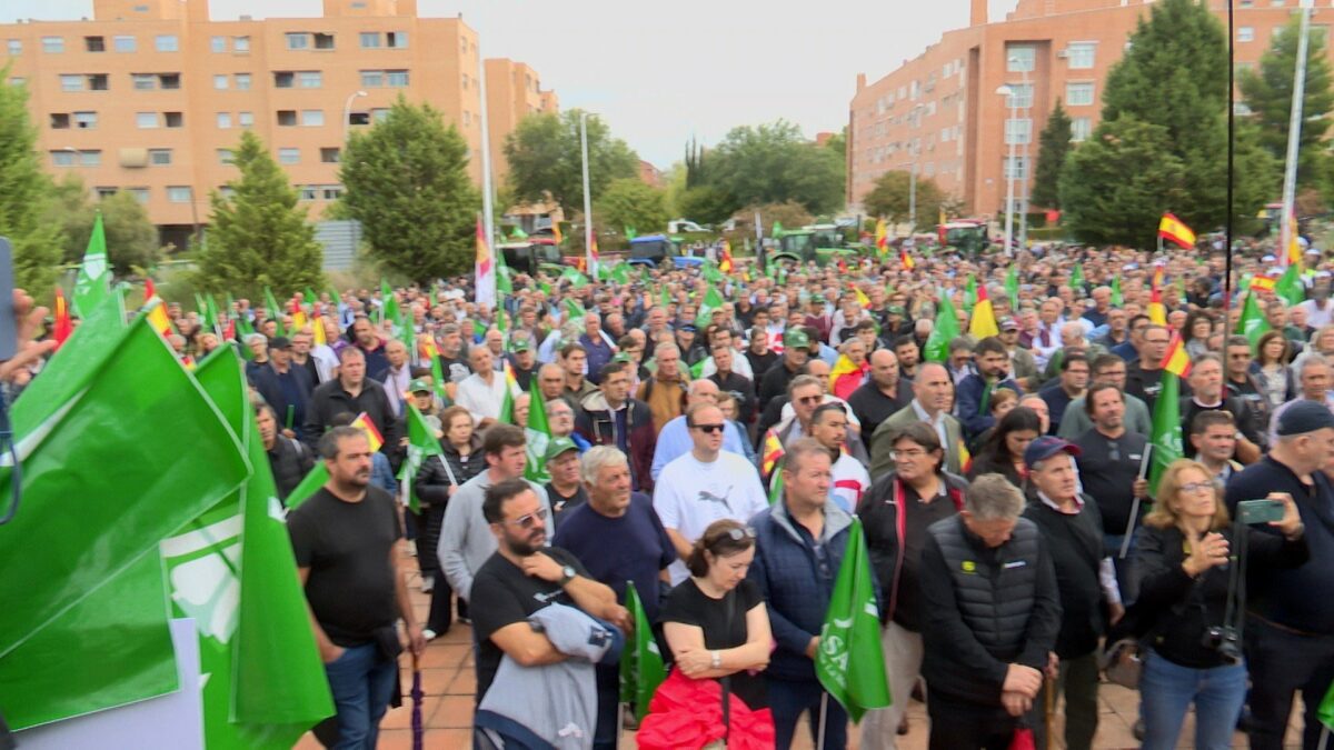Mil personas y decenas de tractores protestan en Toledo por el "hartazgo" del sector agrario