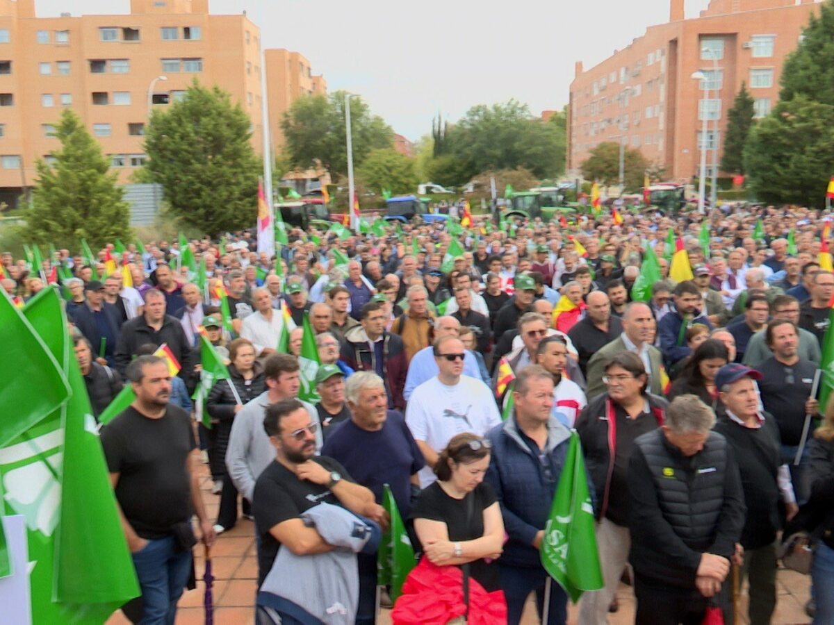Mil personas y decenas de tractores protestan en Toledo por el "hartazgo" del sector agrario