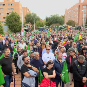 Mil personas y decenas de tractores protestan en Toledo por el "hartazgo" del sector agrario